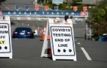 Un panneau indique "Test pour le Covid-19. Fin de la queue", à l'abord d'un site de test sur le parking du Dodgers Stadium à Los Angeles le 23 juillet 2020 