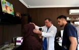 Le chirurgien esthétique Iskender Katchkinbaïev examine une patiente à Bichkek, le 18 mai 2026 au Kirzghizstan