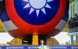 La présidente taïwanaise Tsai Ing-wen devant le sous-marin "Narwhal", le premier de fabrication nationale, dévoilé lors d'une cérémonie à la société de construction navale CSBC Corporation, le 28 septembre 2023 à Kaohsiung