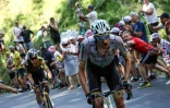 Le cycliste néerlandais de la Bahrain Wout Poels (à droite) et le Belge de la Jumbo-Visma Wout van Aert dans la montée vers Saint-Gervais-les-Bains lors de la 15e étape du Tour de France, dans les Alpes le 16 juillet 2023