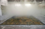 Une tapisserie nettoyée dans un brumisateur à Malines, en Belgique, le 25 avril 2017