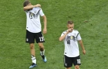 Les Allemands Thomas Müller (g) et Joshua Kimmich après la défaite contre le Mexique au Mondial, le 17 juin 2018 à Moscou 