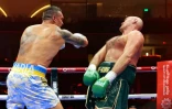Oleksandr Usyk décoche un crochet au visage de Tyson Fury durant leur championnat du monde des lourds le 19 mai à Riyadh.