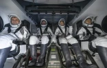 Photo diffusée par la Nasa montrant (g-d) le cosmonaute de Roscosmos Andreï Fediaïev, les astronautes américains Jack Hathaway et Jessica Meir et l'astronaute de l'ESA Sophie Adenot dans le vaisseau spatial SpaceX Dragon Freedom, à bord du navire de récupération Shannon, après son amerrissage dans l'océan Pacifique, au large de Los Angeles, le 8 octobre 2026 en Californie