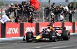 Max Verstappen fête sa victoire avec son équipe à l'issue du Grand Prix de  France au Castellet, le 24 juillet 2022 