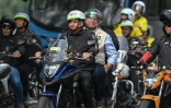Le président brésilien Jair Bolsonaro (C) défilant à la tête d'un cortège de plusieurs milliers de motos à Rio de Janeiro pour une manifestation en son soutien, le 23 mai 2021