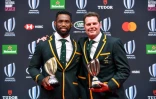 Le sélectionneur des Springboks Rassie Erasmus (d) et leur capitaine Siya Kolisi posent avec leur trophée lors de la cérémonie des Awards 2019 de rugby, le 3 novembre 2019 à Tokyo