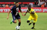 Le défenseur parisien Achraf Hakimi tente un débordement sur le Nantais Dennis Appiah  lors du Trophée des Champions à Tel Aviv, le 31 juillet 2022 