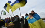 Chaîne humaine sur un pont à Kiev pour marquer le Jour de l'Unité en Ukraine, le 22 janvier 2022