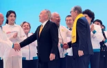 L'ancien président Noursoultan Nazarbaïev (g) et le président par intérim Kassym-Jomart Tokaïev (d) rencontrent les partisans du parti au pouvoir Nour-Otan, le 7 juin 2019 à Nur-Sultan, la capitale