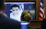 L'acteur Johnny Depp (de dos) regarde le portier de son immeuble Alejandro Romero, qui témoigne par vidéo devant le tribunal de Fairfax le 27 avril 2022