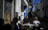 Des touristes assis en terrasse dans un restaurant de Portimao, en Algarve, dans le sud du Portugal, le 17 mai 2021