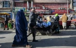 Une femme en burqa dans une rue de Kaboul, le 19 décembre 2021 en Afghanistan
