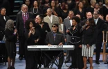 Stevie Wonder au piano et au micro lors des obsèques de la "Reine de la Soul", le 31 août 2018 à Detroit, dans le nord des Etats-Unis 