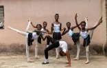 La troupe de l'académie pose pour une photo de groupe, à Lagos le 3 juillet 2020