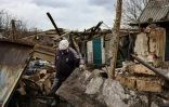 Un habitant au milieu des décombres de sa maison à Novodruzheks, le 18 avril 2022 en Ukraine