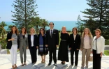 Photo fournie par le service de presse présidentiel tunisien le 27 août 2016, montrant le nouveau premier ministre tunisien Youssef Chahed et les membres féminins de son gouvernement à Carthage (Tunisie)