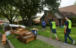 Des membres de l'organisation musulmane américaine, Ahmadiyya aident les sinistrés à remettre de l'ordre dans leurs maisons après les inondations à Houston, le 1er septembre 2017