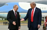 Le président russe Vladimir Poutine à gauche et à droite le président américain Donald Trump, le 15 août 2025 à Anchorage, en Alaska, aux Etats-Unis