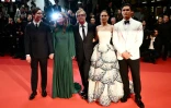 (de g à d) L'acteur américain Cory Michael Smith, l'actrice américaine Julianne Moore, le réalisateur américain Todd Haynes, l'actrice américano-israélienne Natalie Portman et l'acteur américain Charles Melton au festival de Cannes le 20 mai 2023