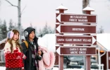 Des touristes se promènent dans le village du père Noël, près de Rovaniemi, en Laponie finlandaise, le 2 décembre 2019.