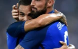 Layvin Kurzawa avec Olivier Giroud lors du match Italie-France, le 1er septembre Ă Bari