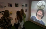 Exposition "Diego Eterno" (éternel Diego), avec une photo de Diego Maradona (d), à Buenos Aires, le 2 décembre 2024