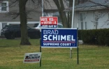 Une pancarte de soutien à Brad Schimel, candidat conservateur  pour un siège à la Cour suprême du Wisconsin, à Elkhorn, le 30 mars 2025
