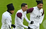 Les joueurs du PSG Neymar, Angel Di Maria et Kylian Mbappe plaisantent lors d'une session d'entraînement, à la veille du match aller contre le Bayern, le 6 avril 2021 à Munich en Allemagne.