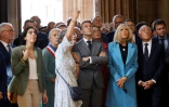 Le président français Emmanuel Macron (c), son épouse Brigitte Macron (3e à d) et la ministre française de la Culture Rima Abdul-Malak (2e à g) visitent la collégiale gothique Notre-Dame à Semur-en-Auxois, en Côte-d'Or, le 15 septembre 2023