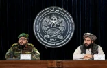 Le porte-parole du ministère afghan de la Défense Enayatullah Khowarazmi, à gauche, et le porte-parole adjoint du gouvernement taliban Hamdullah Fitrat, à droite, lors d'une conférence de presse à Kaboul, le 3 mars 2026