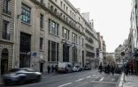 Devant le siège de la Bank of America à Paris, le 28 mars 2026