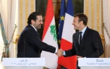 Poignée de main entre le président français Emmanuel Macron (D) et le Premier ministre démissionnaire libanais Saad Hariri (G), le 1er septembre à Paris