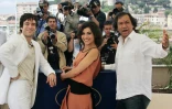 Le réalisateur Tony Gatlif (D), l'acteur français Romain Duris (G) et l'actrice belge Lubna Azabal posent lors d'une séance photo pour le film "Exils", le 19 mai 2004 à Cannes