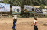 Des affiches montrant le pape Léon XIV et le président camerounais Paul Biya à Bamenda, le 13 avril 2026, à la veille de la visite du pape au Cameroun