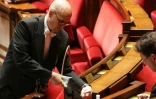 Desinfection du microphone dans l'hémicycle de l'Assemblée nationale, le 21 mars 2020