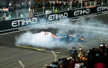 Lando Norris célèbre son premier titre de champion du monde de Formule 1, le 7 décembre 2025 à Abou Dhabi