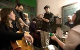 Des musiciens étrangers jouent avec le trio Ehud Ettun (à la basse, au piano et à la batterie), lors d'un concert de jazz à Jérusalem le 12 avril 2016