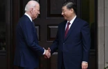 Le président américain Joe Biden et son homologue chinois Xi Jinping se saluent avant une rencontre lors du sommet de l'Apec, le 15 novembre 2023 à Woodside, en Californie