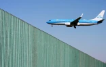 Un avion de la compagnie néerlandaise KLM atterrit à l'aéroport de Milan Linate le 7 avril 2026 
