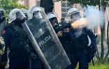 Des policiers tirent des gaz lacrymogènes sur des manifestants à Tirana, le 15 octobre 2026 en Albanie