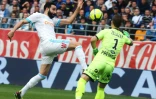Le défenseur de l'OM Adil Rami (g) face au gardien de Troyes Erwin Zelazny, au stade de l'Aube, le 15 avril 2018 