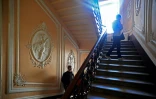 Des personnes découvrent une entrée d'immeuble d'époque lors d'une visite guidée, le 15 avril 2018 à Saint-Pétersbourg