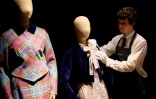 Des ensembles de la créatrice de mode britannique Vivienne Westwood exposés chez Christie's avant une vente aux enchères, le 13 juin 2024 à Londres 