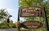 Un panneau pour l'entrée de l'auberge "Big Moose Inn", à Millinocket dans l'Etat américain du Maine, où s'est tenu un mariage devenu événement "ultra-propagateur" du Covid-19, ici en septembre 2020