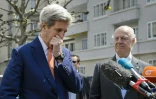 Le secrétaire d'Etat américain John Kerry (g) et l'envoyé spécial de l'ONU pour la Syrie, Staffan de Mistura lors d'un point de presse à Genève, le 2 mai 2016 