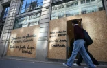 Une boutique protégée par des plaques de bois à Paris en prévision des manifestations, le 30 octobre 2026