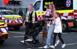 Des familles évacuées du centre commercial Westfield Bondi Junction à Sydney où a été perpétrée l'attaque au couteau, le 13 avril 2024