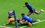 L'ailier australien Mark Nawaqanitawase inscrit un essai contre le XV de France à Saint-Denis, au nord de Paris, le 27 août 2023