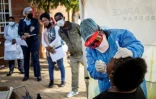 Un médecin effectue un prélèvement sur une femme pour un test au Covid-19, le 13 mai 2020 à Johannesburg, en Afrique du Sud